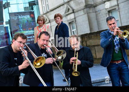 Il Jaydee Brass Band, dai Paesi Bassi, effettuando al 2015 città di Derry Jazz Festival. Foto Stock