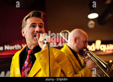 Ian Clarkson dal Jive Aces effettuando al 2015 città di Derry Jazz Festival. Foto Stock