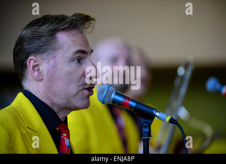 Ian Clarkson dal Jive Aces effettuando al 2015 città di Derry Jazz Festival. Foto Stock