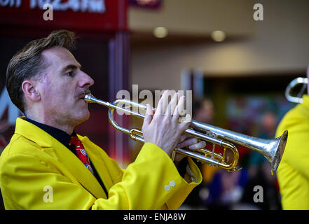 Ian Clarkson dal Jive Aces effettuando al 2015 città di Derry Jazz Festival. Foto Stock