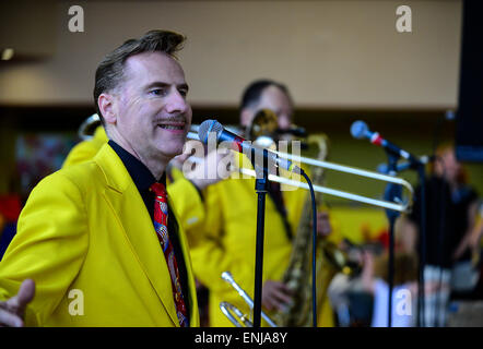 Ian Clarkson dal Jive Aces effettuando al 2015 città di Derry Jazz Festival. Foto Stock