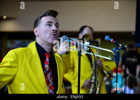 Ian Clarkson dal Jive Aces effettuando al 2015 città di Derry Jazz Festival. Foto Stock