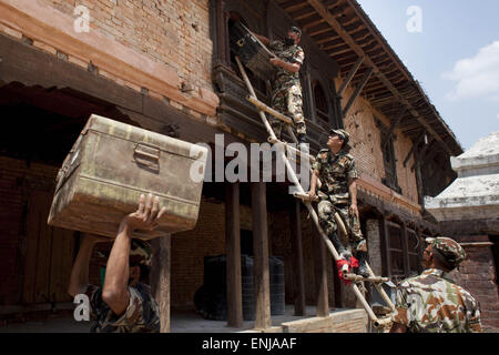 Bhaktapur, Kathmandu, Nepal. Il 6 maggio, 2015. Esercito nepalese forza speciale tenuto fuori una scatola piena di oggetti di antiquariato da un distrutto Museo in Changu village, Bhaktapur, al di fuori di Kathmandu, Nepal © Suvra Kanti Das/ZUMA filo/ZUMAPRESS.com/Alamy Live News Foto Stock