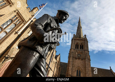 Statua commemorativa per la fanteria leggera Durham dall artista Alan Beattie in Durham Luogo di mercato con la chiesa di San Nicola Foto Stock