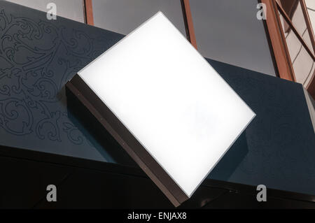 Outdoor segno bianco sopra il negozio Foto Stock