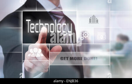 Imprenditore premendo un concetto di tecnologia pulsante. Foto Stock