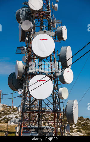 Antenne di comunicazione e i piatti su hill top Grecia Foto Stock