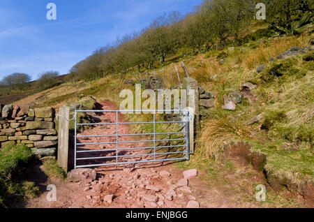 Metallo galvanizzato sul gate di un diritto del pubblico di modo, Dane Valley, il Parco Nazionale di Peak District, Staffordshire, England, Regno Unito Foto Stock