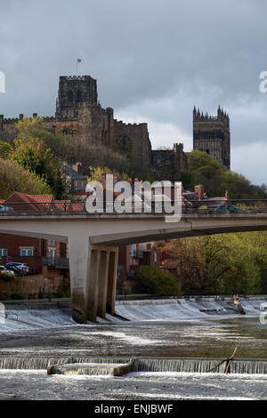 Framwellgate diga sul fiume usura in Durham City Centre con Durham cattedrale e castello di Durham in background Foto Stock