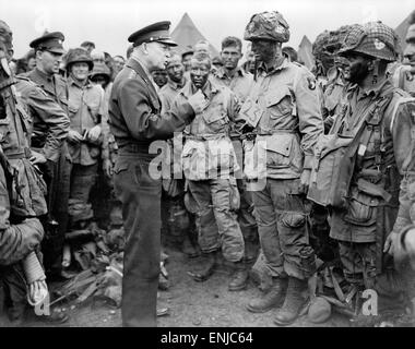 General Dwight D. Eisenhower dà l'ordine del giorno, "piena vittoria--niente altro' per i paracadutisti da qualche parte in Inghilterra, appena prima che i loro aerei per partecipare al primo assalto all'invasione del continente europeo il 5 giugno 1944 Foto Stock