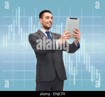 Buisnessman sorridente con tablet pc computer Foto Stock