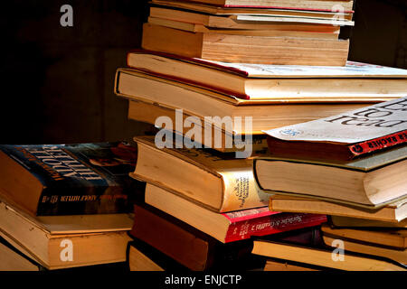 Pila di vecchi libri in tedesco. Foto Stock