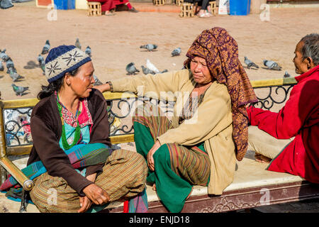 Kathmandu, Nepal - 18 marzo 2015: due donne chiacchierano mentre è seduto sul terreno. Foto Stock