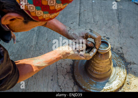 Uomo che fa in ceramica a mano in Bhaktapur, Nepal Foto Stock