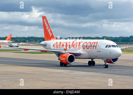 Aereo economico Easy Jet sull'asfalto dell'aeroporto di Gatwick con logo del marchio easyjet sull'aletta e sulla cabina del motore dell'aereo Crawley West Sussex Inghilterra Regno Unito Foto Stock