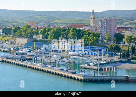 Marina adiacente al porto di Capodistria con la città di Capodistria al di là della Slovenia penisola Istriana Foto Stock