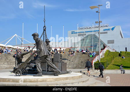 Excel Exhibition Centre nei Docklands di Londra accanto al Royal Victoria Dock, dove si trova la scultura dei portuali intitolata "Landed" di Les Johnson England UK Foto Stock