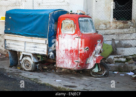 Izmir, Turchia - 7 Febbraio 2015: Vecchio rosso e blu di triciclo cargo bike sorge sulla strada di Izmir. Questo è un tradizionale piccola Foto Stock