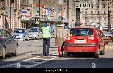 San Pietroburgo, Russia - 24 Aprile 2015: il traffico russo di ispettore di polizia controlla i documenti di un fermo driver inesperti Foto Stock