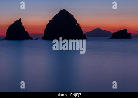 Silhouette rocciosa a destra dopo il tramonto. Foto Stock