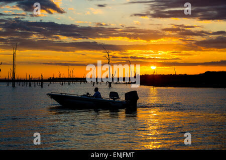 Vista generale del tramonto sul lago Kariba, Zimbabwe Foto Stock