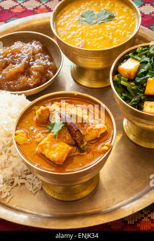 Dal bhat tarkari piatto con pollo e curry, spinaci con tofu, giallo lenticchie e riso, Himalaya ristorante, cucina del Nepal, Foto Stock