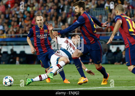 Barcellona, Spagna. Il 6 maggio, 2015. FC Bayern Monaco di Baviera difensore spagnolo Juan Bernat (2 L) contende a Barcellona il difensore spagnolo Gerard Pique 2 (R) e il centrocampista spagnolo Andres Iniesta (1L) durante il loro match di primo turno di semifinale al 2014-2015 UEFA Champions League al Camp Nou Stadium di Barcellona, Spagna, 6 maggio 2015. Barcellona ha vinto 3-0. Credito: Pau Barrena/Xinhua/Alamy Live News Foto Stock