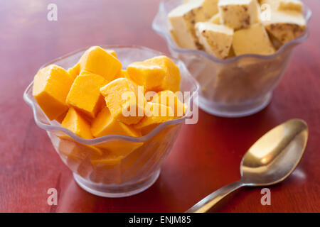 Mango e pistacchio kulfi o East Indian gelati, Himalaya ristorante, cucina del Nepal, in India e in Tibet, Ventura, California Foto Stock