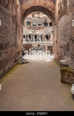 Ingresso ad arco per il Colosseo a Roma, Italia Foto Stock