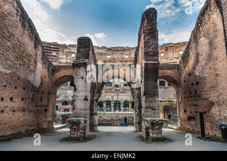 Ingresso ad arco per il Colosseo a Roma Foto Stock