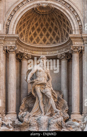 Close-up del dio greco Oceanus al centro della fontana di Trevi a Roma, Italia Foto Stock