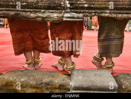 Cavigliere su Apsara ballerini a Angkor Wat in Siem Reap, Cambogia Foto Stock