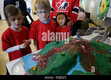 (150507) -- Vancouver (Canada), 7 maggio 2015 (Xinhua) -- Bambini guardare l eruzione del vulcano dimostrazione presso il BC mining settimana fiera della comunità a Vancouver in Canada, 6 maggio 2015. (Xinhua Liang/sen) Foto Stock