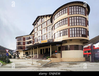 Sochi, Russia - 13 Febbraio 2015: l'edificio amministrativo a Gorky Gorod Resort Foto Stock