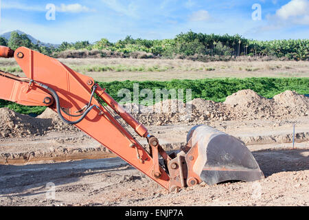 Escavatore preparare terreno di lavoro di alloggiamento per station wagon Foto Stock
