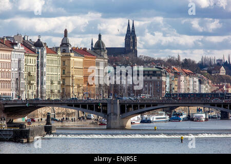 Praga Vysehrad collina sopra il fiume Moldava, mitologia ceca luogo case residenziali sul fiume, ponte di Praga Jiraskuv Repubblica Ceca Foto Stock