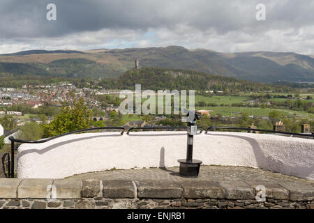 Telescopio parlante al di fuori del Castello di Stirling rivolta verso il National Wallace Monument e le Ochil Hills in primavera Foto Stock