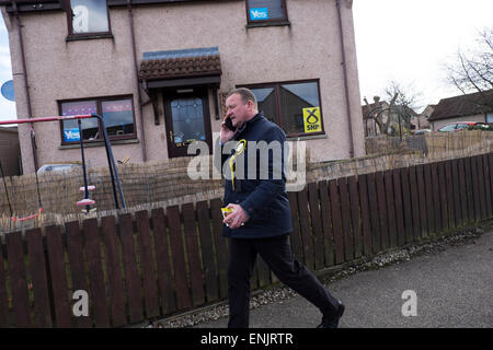 Drew hendry e procacciatori d'affari sul 2015 Campaign Trail in smithton, Inverness. Foto Stock