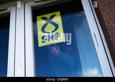 Drew hendry e procacciatori d'affari sul 2015 Campaign Trail in smithton, Inverness. Foto Stock