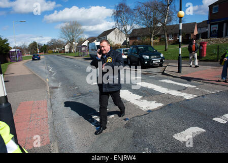 Drew hendry e procacciatori d'affari sul 2015 Campaign Trail in smithton, Inverness. Foto Stock