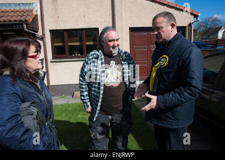 Drew hendry e procacciatori d'affari sul 2015 Campaign Trail in smithton, Inverness. Foto Stock