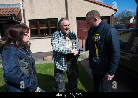 Drew hendry e procacciatori d'affari sul 2015 Campaign Trail in smithton, Inverness. Foto Stock