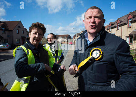 Drew hendry e procacciatori d'affari sul 2015 Campaign Trail in smithton, Inverness. Foto Stock