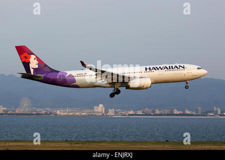 Di Kansai di Osaka, Giappone - 24 Maggio 2014: Un Hawaiian Airlines Airbus A330-200 con la registrazione N380HA avvicinando Osaka Kansai ai Foto Stock