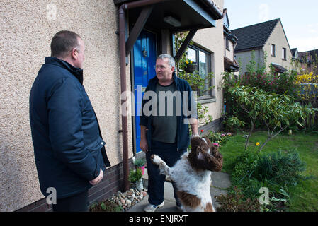 Drew hendry e procacciatori d'affari sul 2015 Campaign Trail in smithton, Inverness. Foto Stock