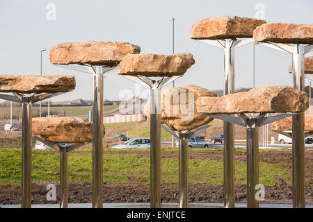 Jurassic pietre design scultura e laghetto ghiacciato ad ingresso a Weymouth,Jurassic Coast,Dorset. Progetto d'arte Olympic,paralimpici 2012 Foto Stock