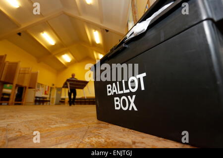 Bradford, Yorkshire, Regno Unito. Il 7 maggio, 2015. Volontari impostazione di un seggio in Bradford West. Credito: West Yorkshire Immagini/Alamy Live News Foto Stock