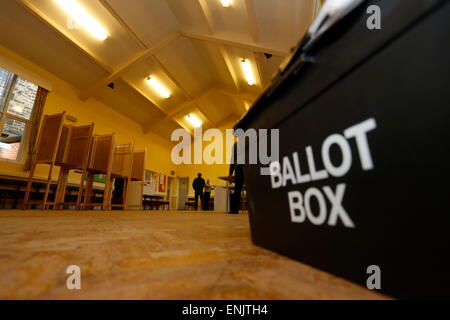 Bradford, Yorkshire, Regno Unito. Il 7 maggio, 2015. Volontari impostazione di un seggio in Bradford West. Credito: West Yorkshire Immagini/Alamy Live News Foto Stock