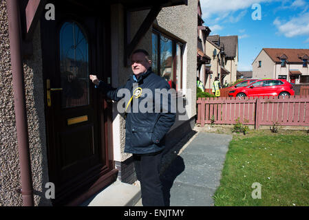 Drew hendry e procacciatori d'affari sul 2015 Campaign Trail in smithton, Inverness. Foto Stock