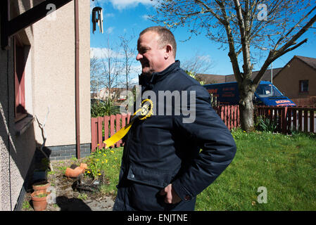 Drew hendry e procacciatori d'affari sul 2015 Campaign Trail in smithton, Inverness. Foto Stock